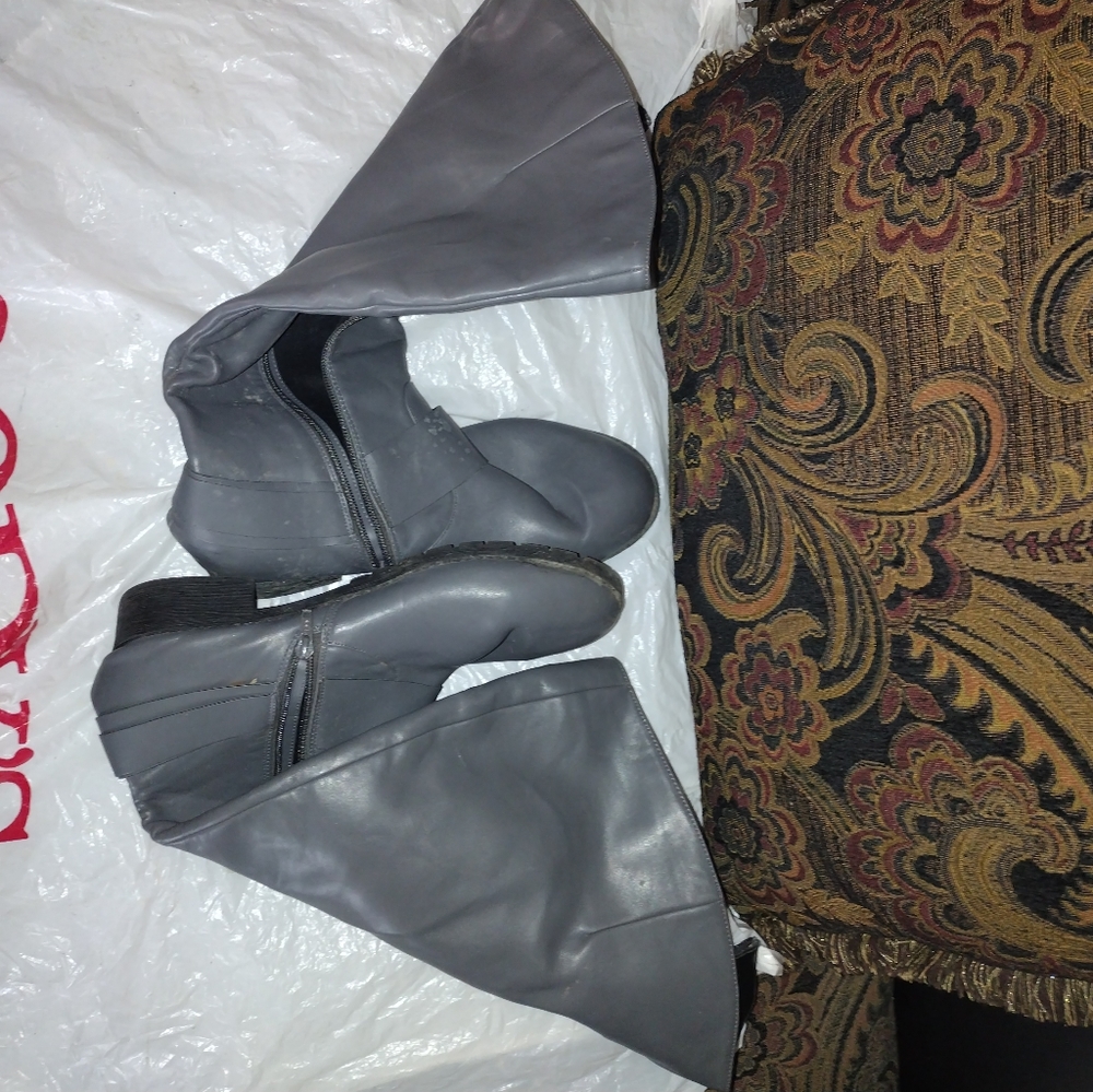 *boots*